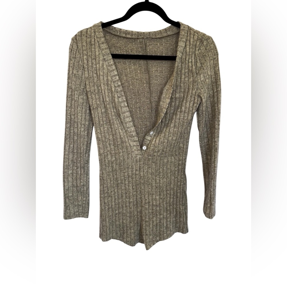 Cupshe Ribbed Knit V-Neck Jumpsuit Romper in Heather Beige